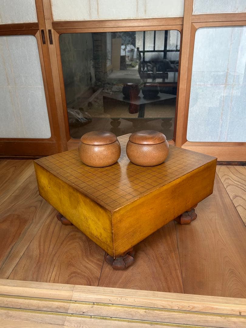 囲碁 木製 囲碁セット 蛤碁石 碁笥 碁盤 囲碁セット 国産桧2寸ハギ足付碁盤セット(蛤碁石25号・桜碁笥大) | 足