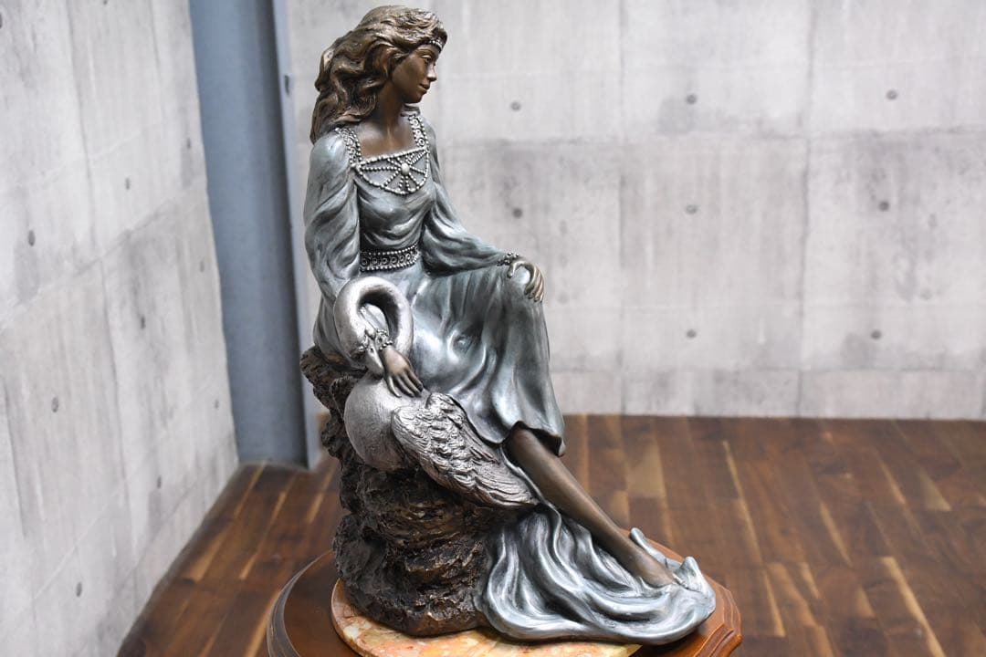 EDK41 アリス・ヒース作 「白鳥を抱く少女の像」 1991年 オースティン