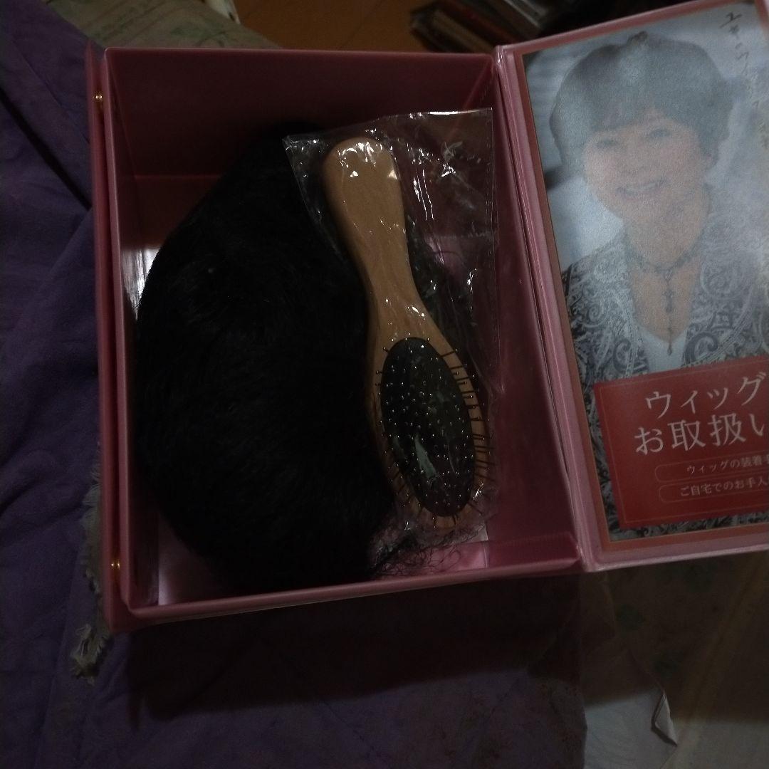 ウイッグカツラとブラシ