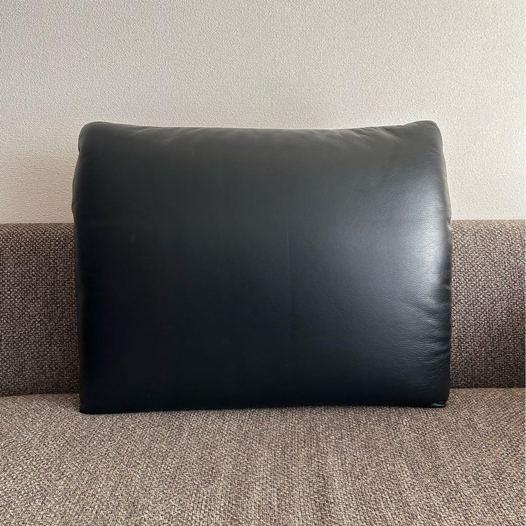 ①IDC大塚家具黒本革背クッションボルスター付きブラックレザーソファ背もたれ