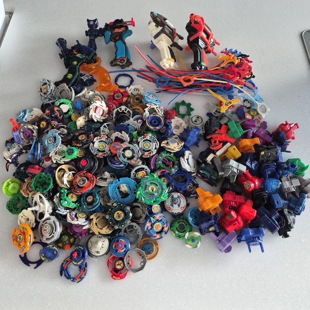 ベイブレード まとめ売り 大量 セット 初期？ 古いもの 色々 ジャンク扱い 初期ベイブレード 大量セット まとめ売り - メルカリ