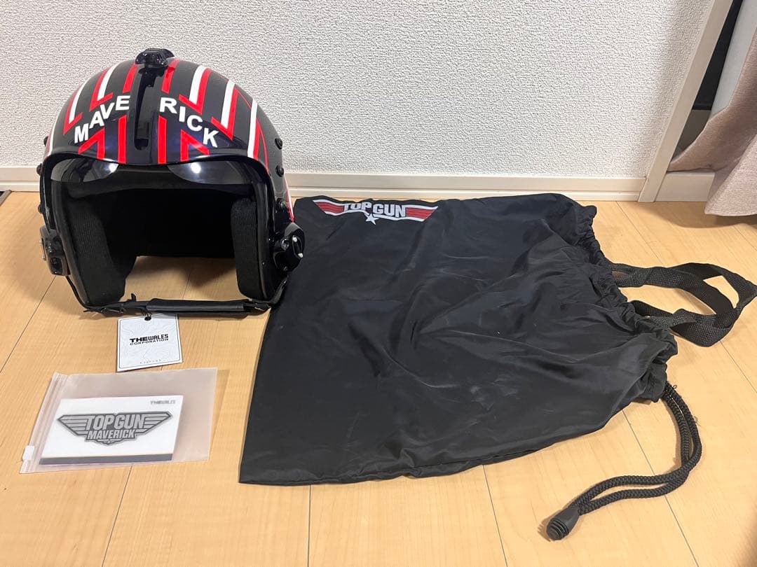 トップガン　マーヴェリック　HGU-33 ヘルメット　ピンバッジと専用袋付き