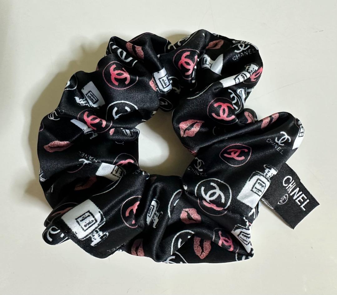 ノベルティ CHANEL ロゴ入り 黒シュシュ ヘアアクセサリー - メルカリ