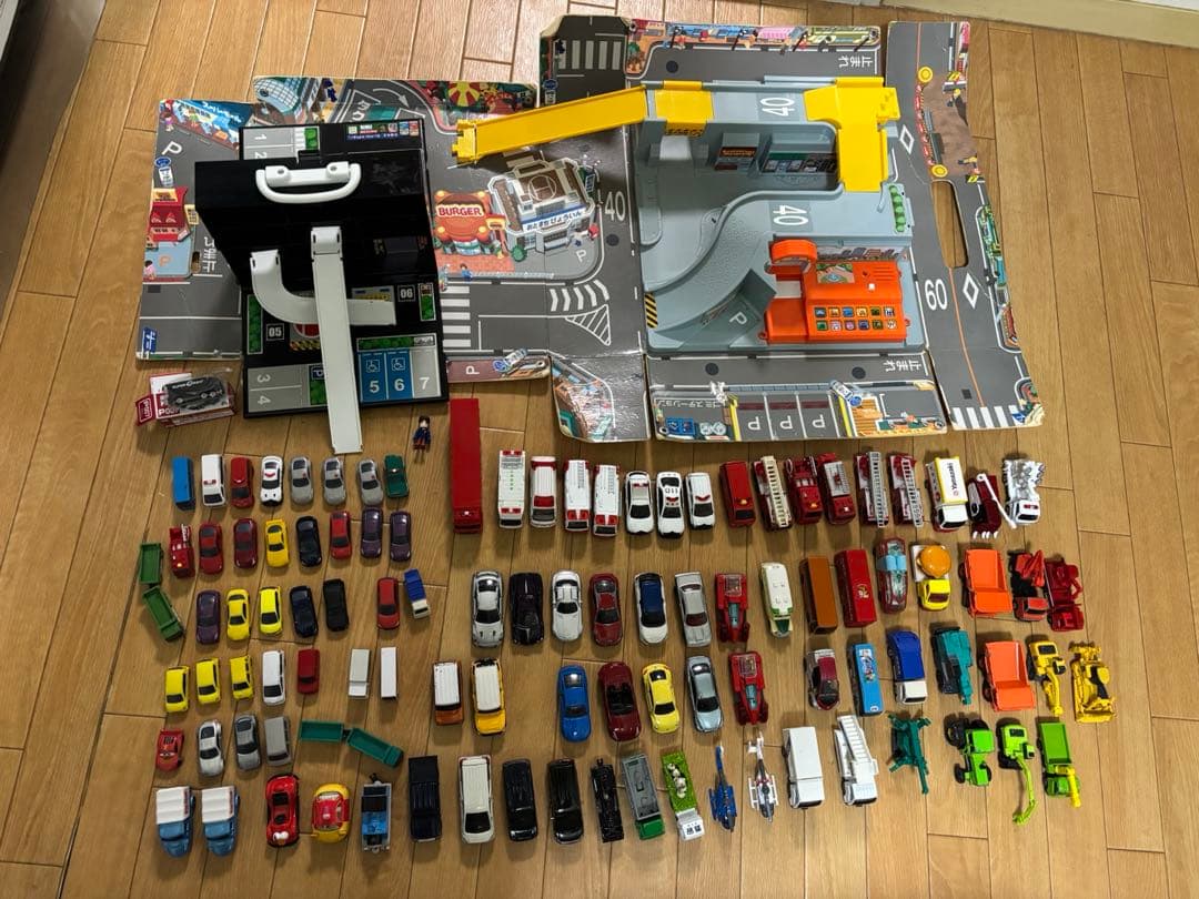 トミカまとめ売り　トミカタウン付き タカラトミー まちやどうろがいっぱい！トミカタウンセット（トミカ