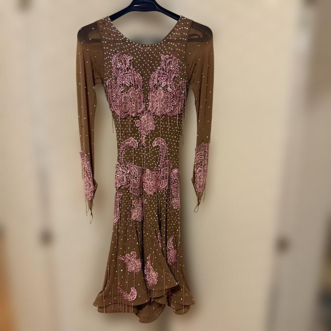 ブラウンベージュ長袖ダンスドレス ピンク刺繍 楽天市場】カラードレス ピンク ウェディングドレス ﾛﾝｸﾞ 前撮りドレス