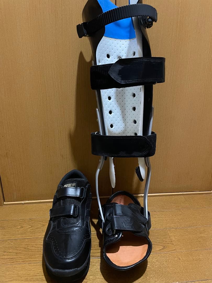 足右脚用装具