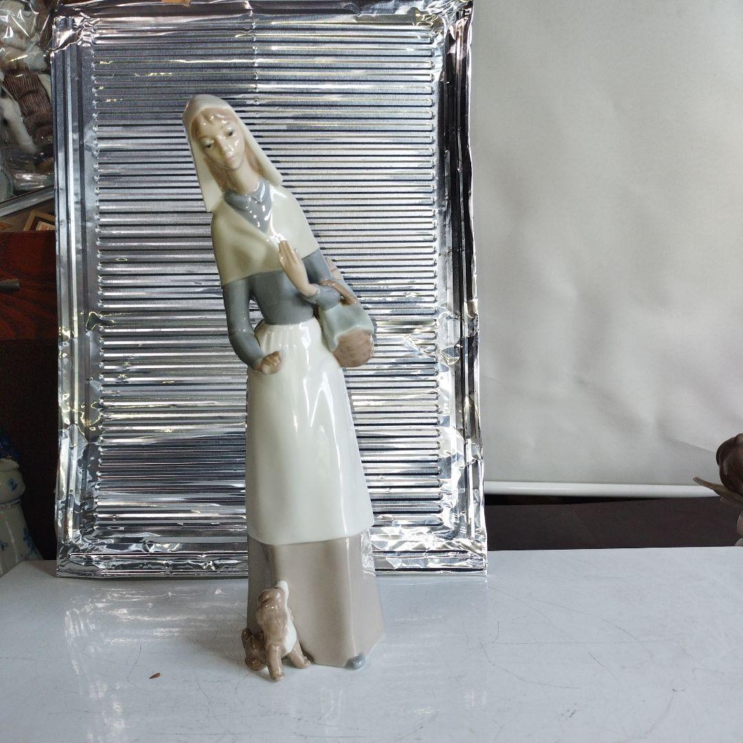 犬と共に買い物する尼僧。