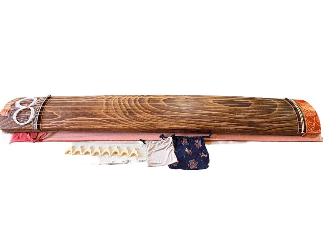 琴　お琴　箏　すだれ彫り　和楽器　13弦　花柄装飾　くり甲　半上角　柱つき