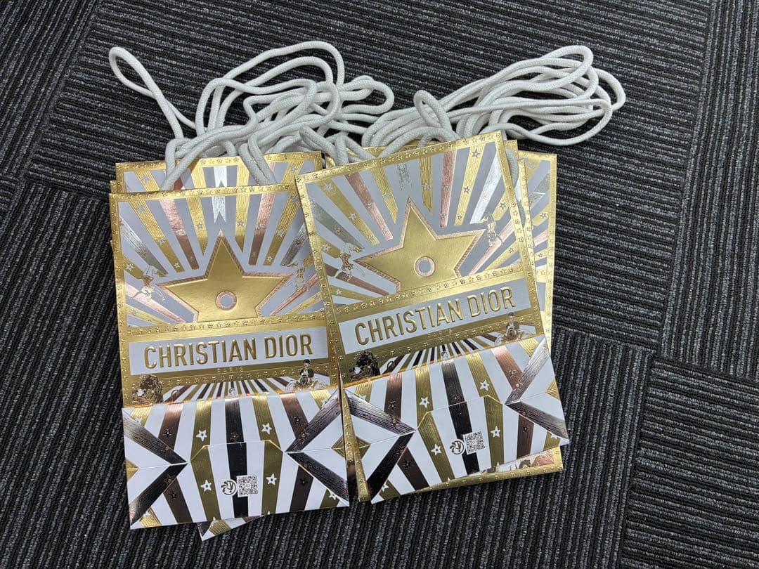 今日限定セール　ディオール　クリスマス限定ショッパー2025 ホリデー　100枚 新品】ディオール 2025年限定 ショッパー クリスマス 紙袋 ラッピング