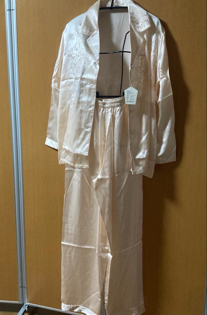 シルク100％刺繍入りレディースパジャマ