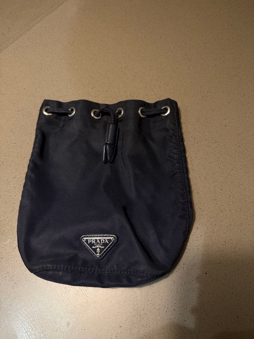 PRADA ナイロンドローストリングポーチ　ブラック PRADA（プラダ） Re-Nylon テスート ナイロン ポーチ ドローストリング