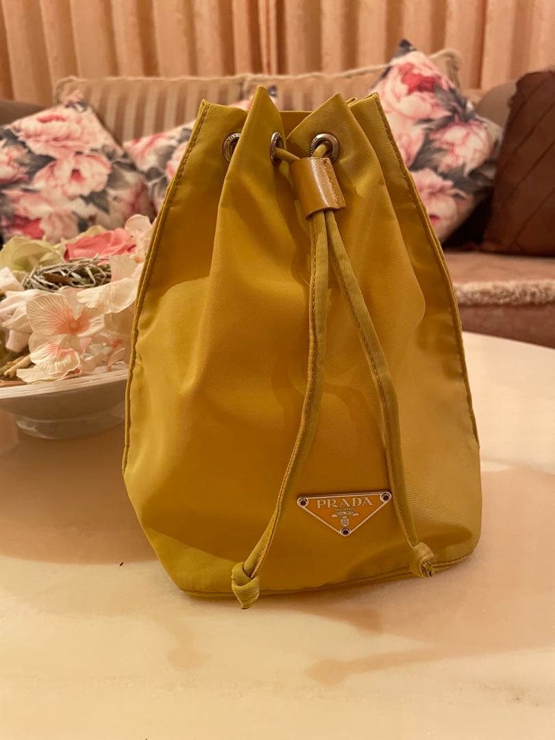 PRADA❣️イエロードローストリングポーチ‼️新品未使用❣️極美品‼️レアカラー❣️ PRADA❣️イエロードローストリングポーチ‼️新品未使用❣️極美品