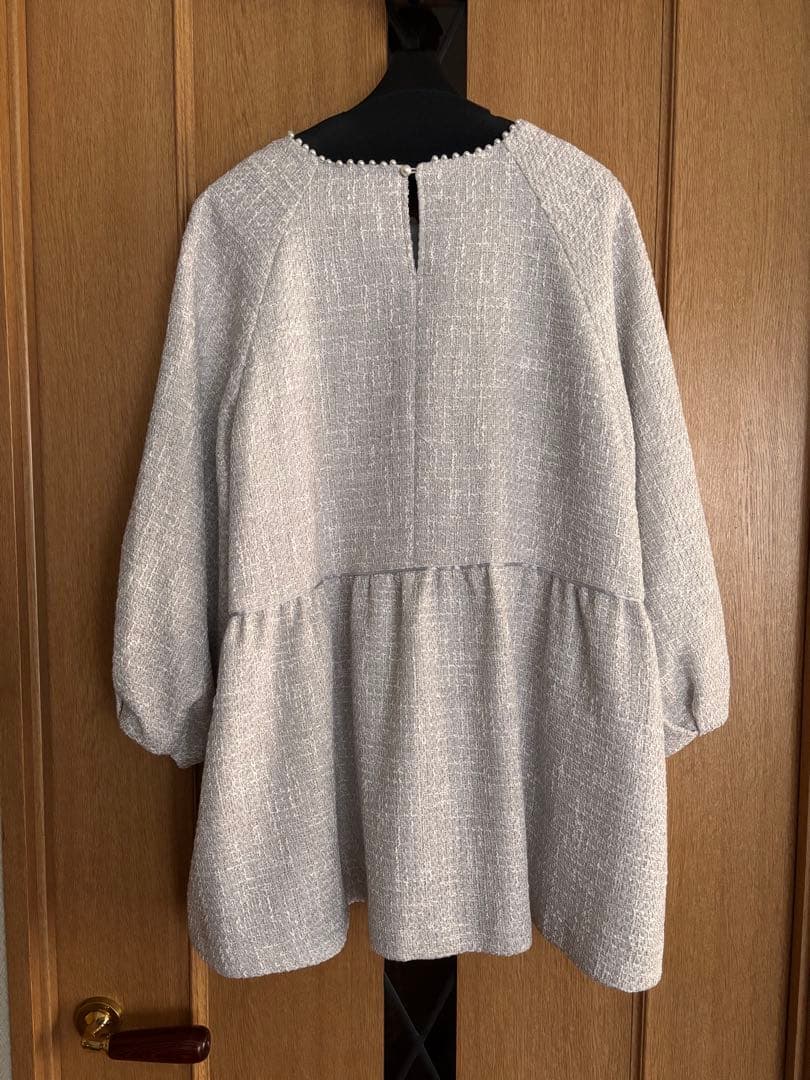 Rosa Tiara グレー パール付きトップス 新品 定価29,700円 - メルカリ