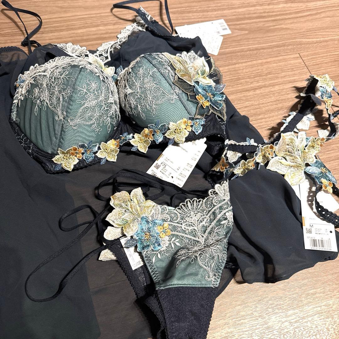 ワコール サルート13G シンデレラ　ブラショーツ キャミソールセット