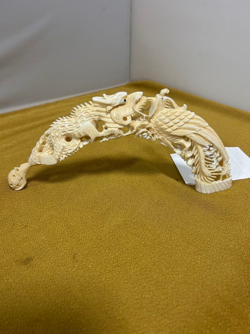 マンモスの牙や天然素材から彫られた、龍や鳳凰の精巧な透かし彫りが施された彫刻品 3bf32184261b6e27af29813c766f6e