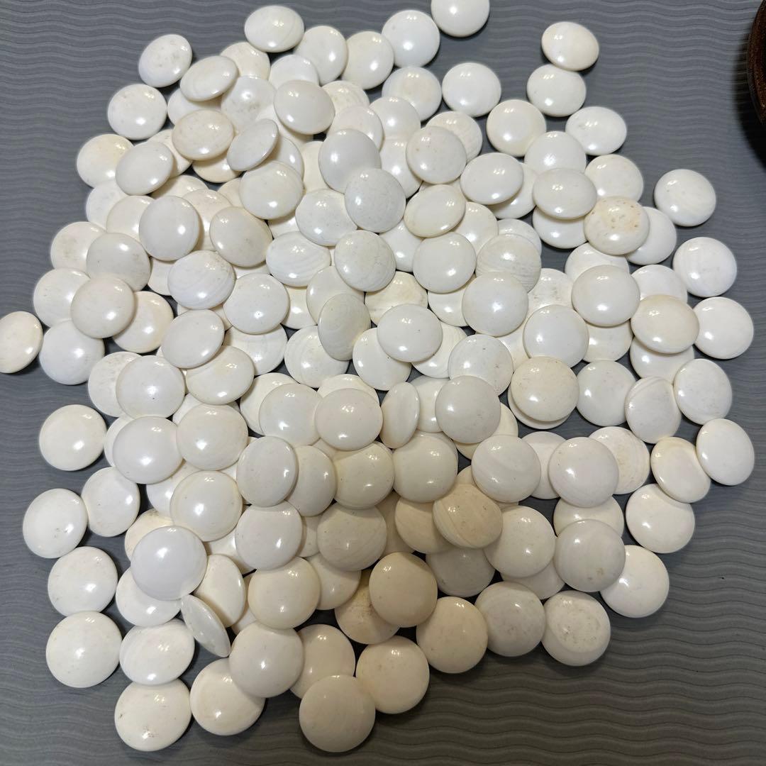 日向特産蛤碁石，美品　蛤碁石　那智黒石　 特製。碁石，砗磲，囲碁 Amazon | 囲碁 日向特製蛤碁石那智黒碁石 31 実用 厚み8.4mm 木製本欅