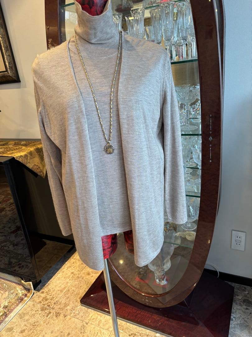 エルメスのノースリーブとカーディガンのアンサンブル