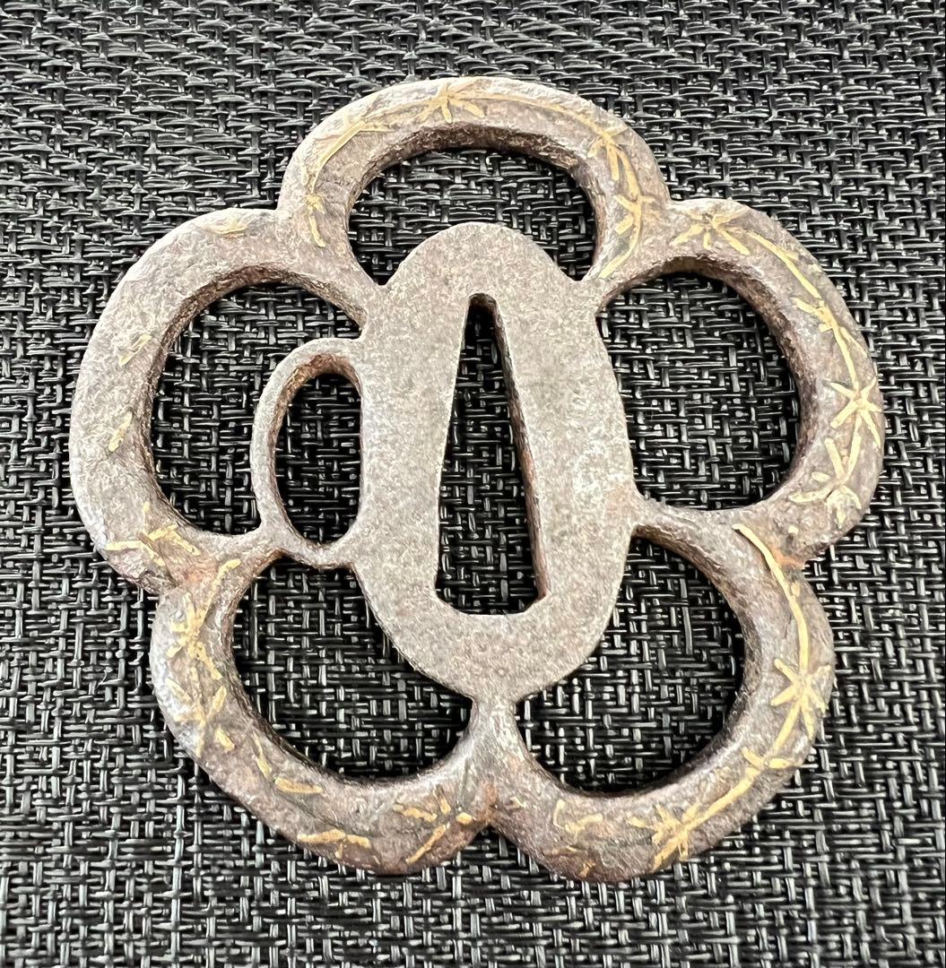 刀装具 木瓜形透かし鍔 鉃地 金象嵌 年代物 アンティーク 箱付き 鍔布団付き