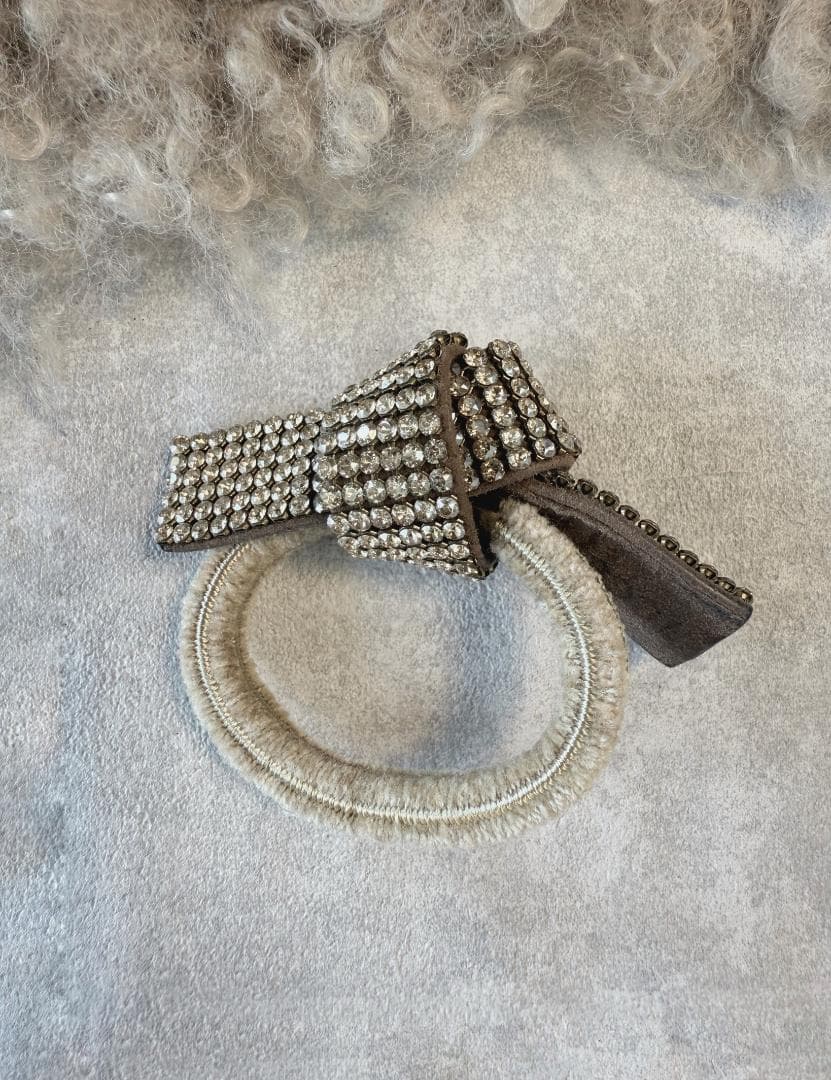 【acca】ドレスポニー　ヘアゴム リボンモチーフ ラインストーン グレージュ