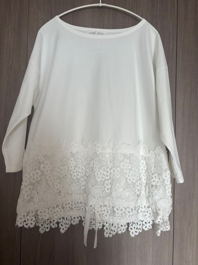 BEARDSLEY 裾レースブラウス　フラワーモチーフ BEARDSLEY（ビアズリー）の「裾レースブラウス（シャツ/ブラウス