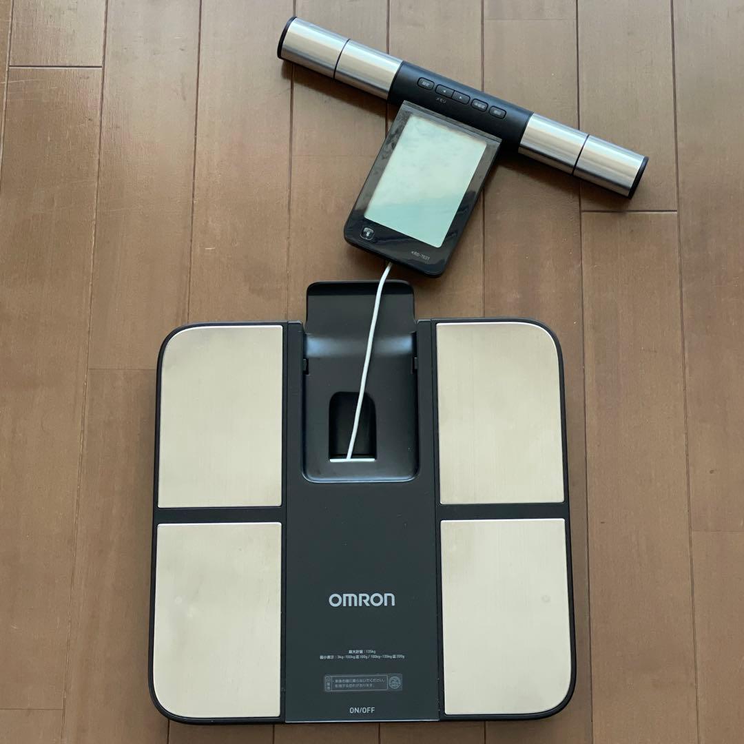 OMRON KaradaScan 703T 体重計 - メルカリ