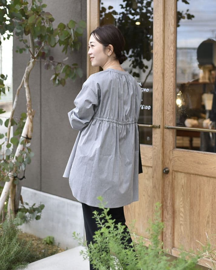 OUR 後ろギャザーのきれいめブラウス　アッシュグレー