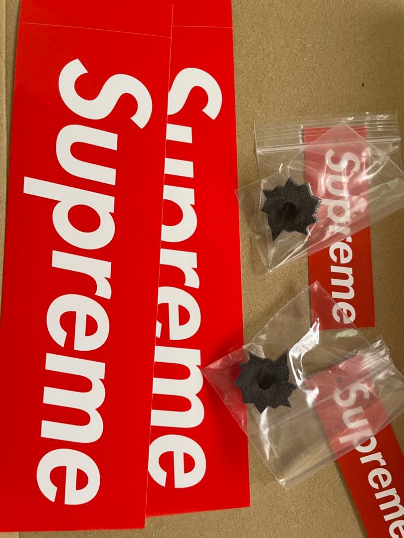 アクセサリー Supreme Bullet Hole Pin Nate Lowman