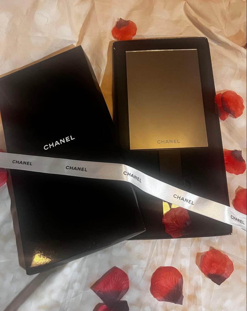 新品✨CHANELシャネルミラー手鏡卓上コンバーチブル仕様　メルカリ市価格