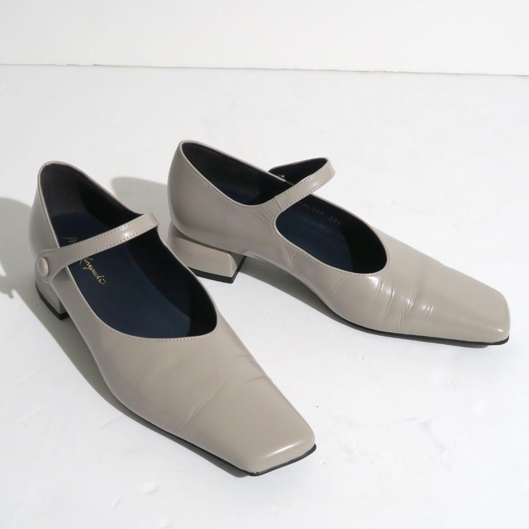 マメクロゴウチ Square Toe In-Step Strap Heels