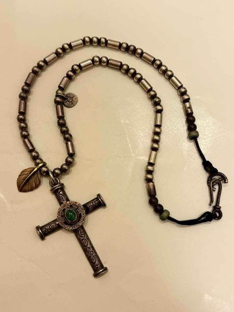 First arrows ファーストアローズ ターコイズ付き唐草クロスネックレス