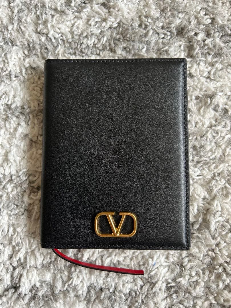 Valentino 黒 レザー パスポートケース Vltn パスポートカバー for メンズ インチ ブラック | Valentino JP