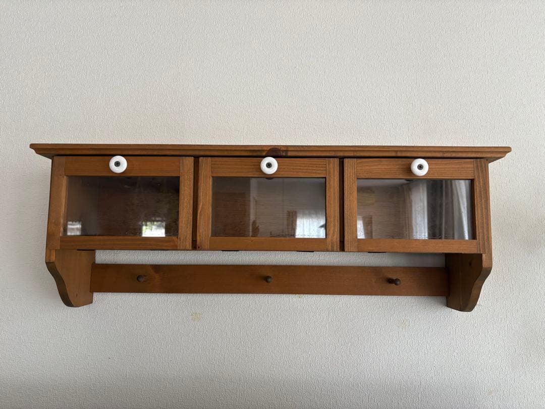 ウォールシェルフ、木製壁掛け棚 ガラス扉付き 楽天市場】ウォールラック ガラス ウォールシェルフ 賃貸 取り付け 扉