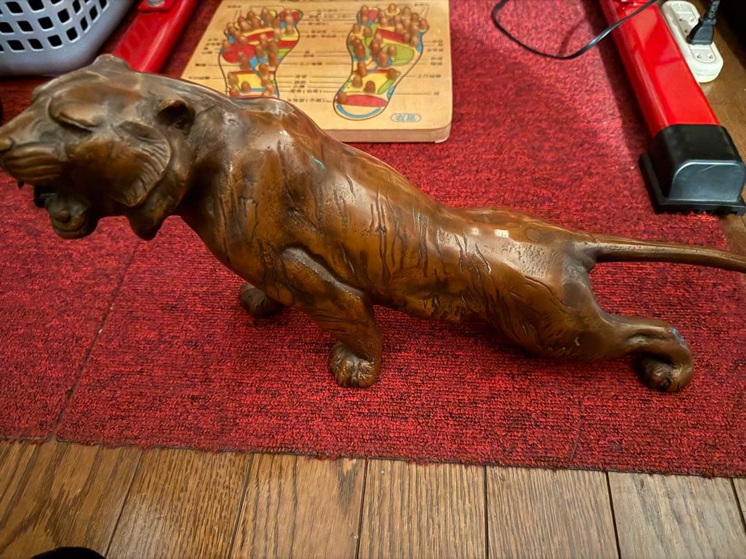 ブロンズ製　虎　置き物