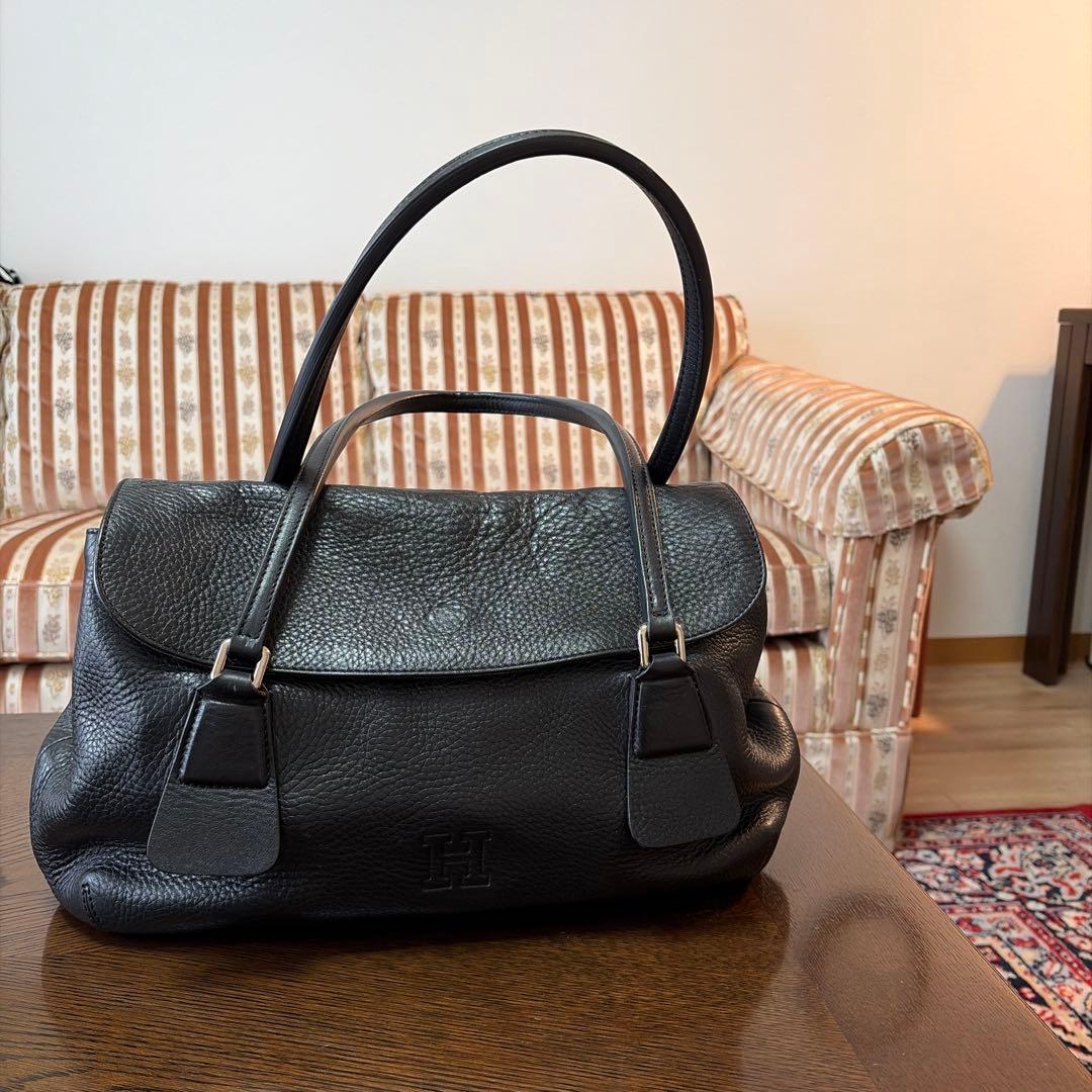 黒いレザーハンドバッグ ロゴ入り