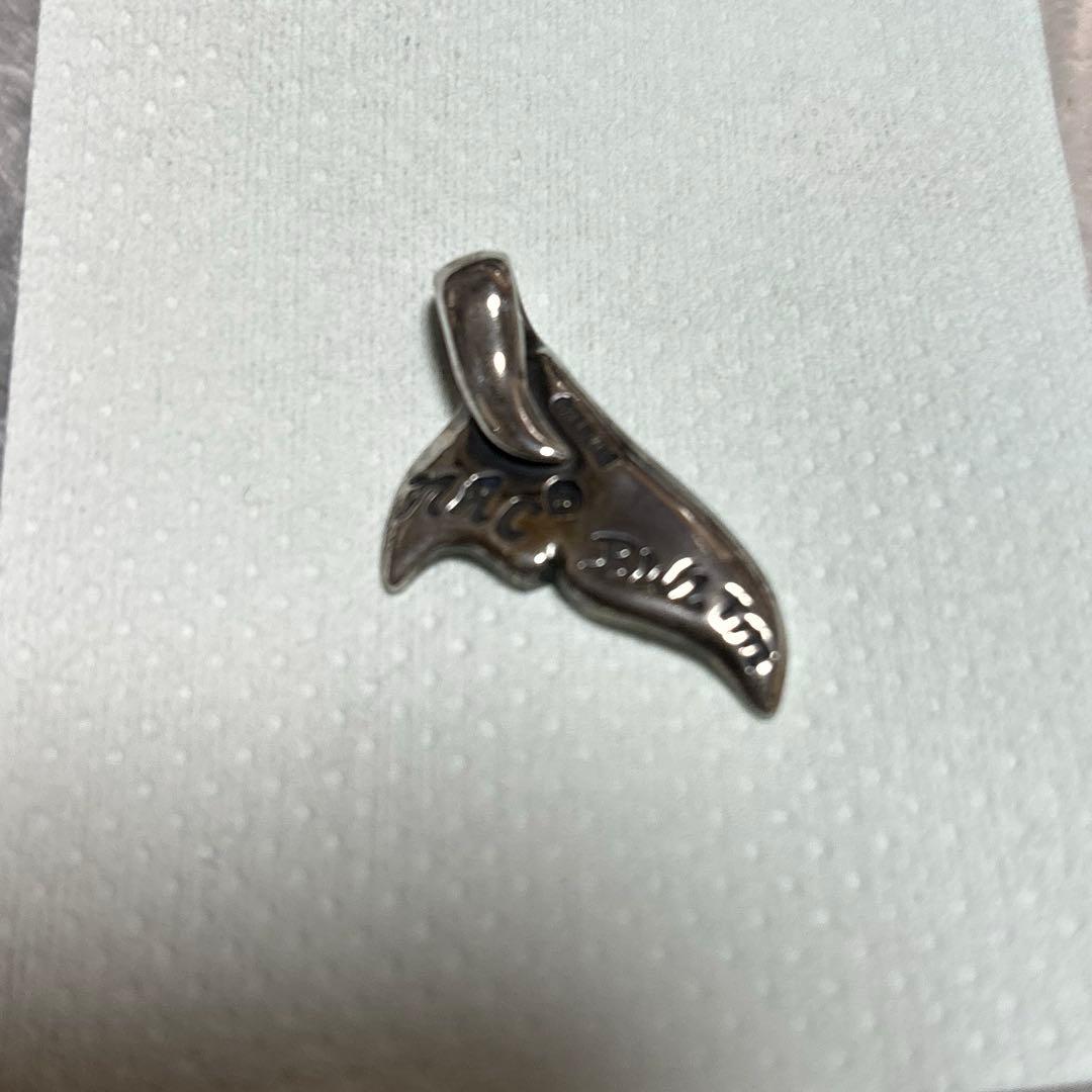 Bill Wall Leather のホエールテールペンダントトップ