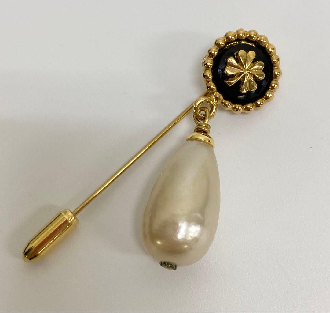 シャネル/CHANEL クローバーモチーフ　ピンブローチ　フェイクパール 楽天市場】CHANEL シャネル クローバーモチーフ ピンブローチ 23