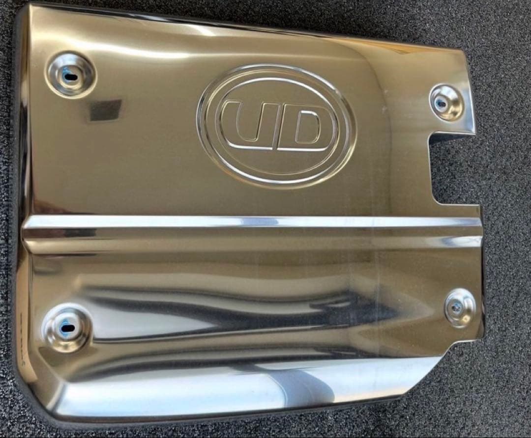 新品　UD クオン　純正　マフラーカバー　マフラー　カバー　トラクタ