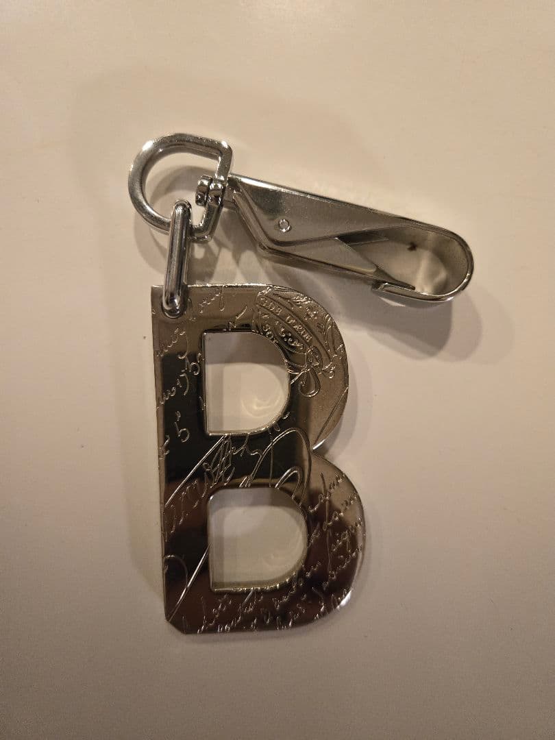 Berluti バックチャーム Bロゴ キーホルダー 楽天市場】ベルルッティ BERLUTI キーホルダー チャーム ロゴ メタル