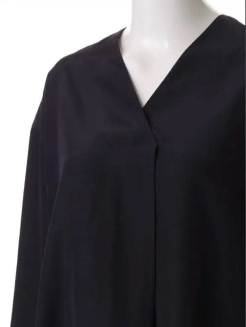 2025SS エブールebureVネックブラウス タグ付き新品 - メルカリ