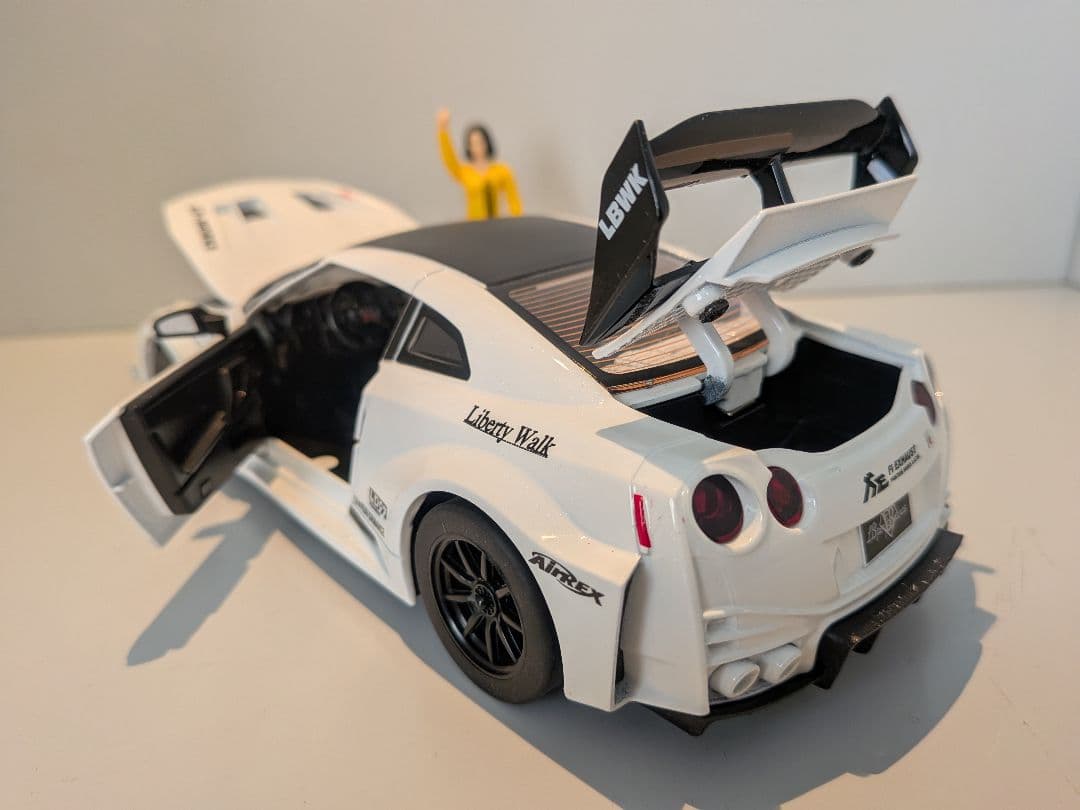 LBWK 1/24 R35 GT-R ミニカー フィギュア付 点灯 音 白 - メルカリ