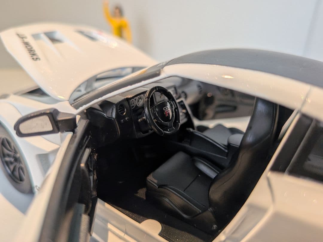 LBWK 1/24 R35 GT-R ミニカー フィギュア付 点灯 音 白 - メルカリ