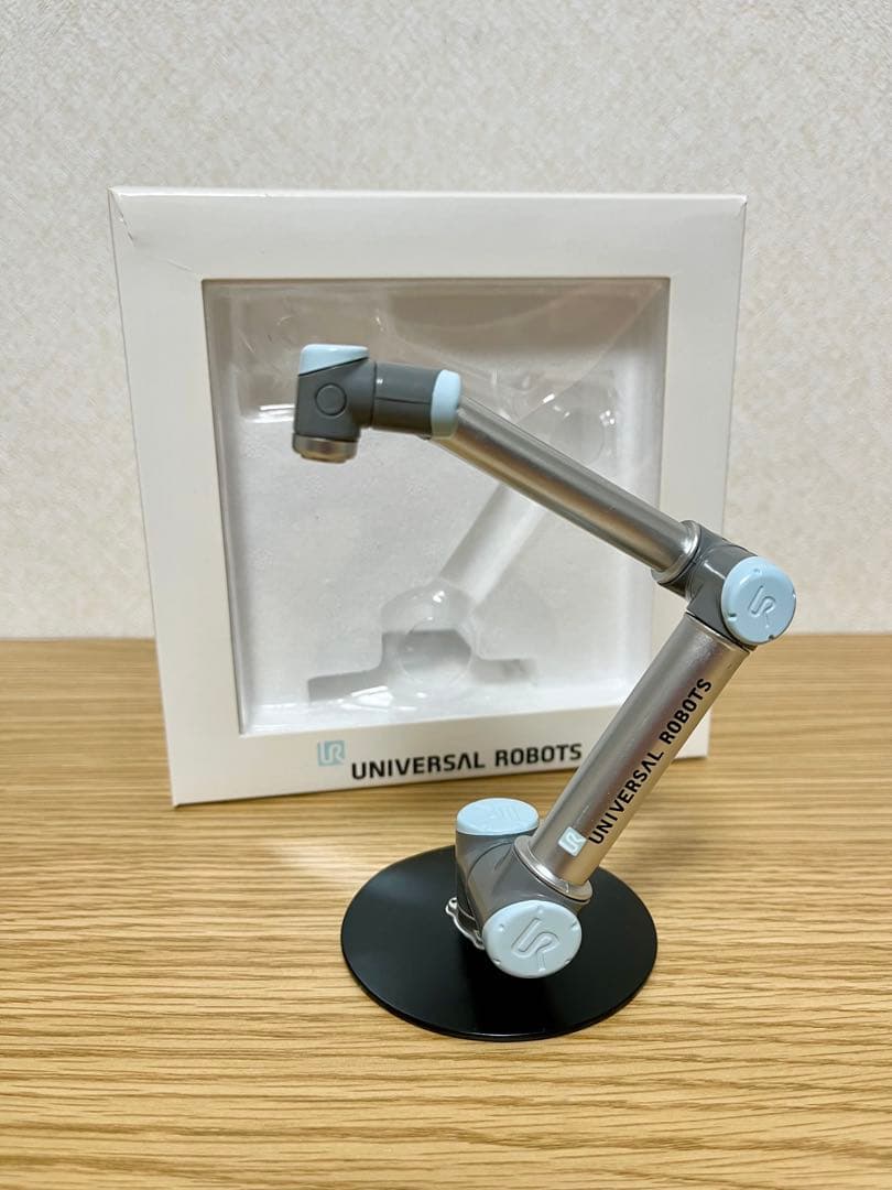 希少 UNIVERSAL ROBOTS ミニチュアロボット模型