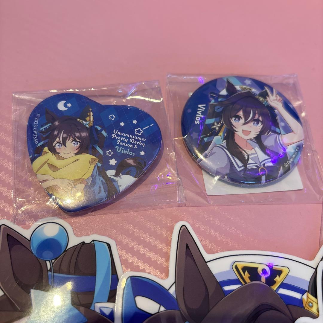 ウマ娘 ヴィブロス 制服 パジャマ 缶バッジ セット ステッカー - メルカリ