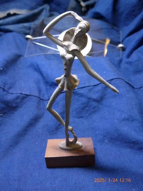 イタリア PELTROのピュター製バレリーナ像です。 木製ベース