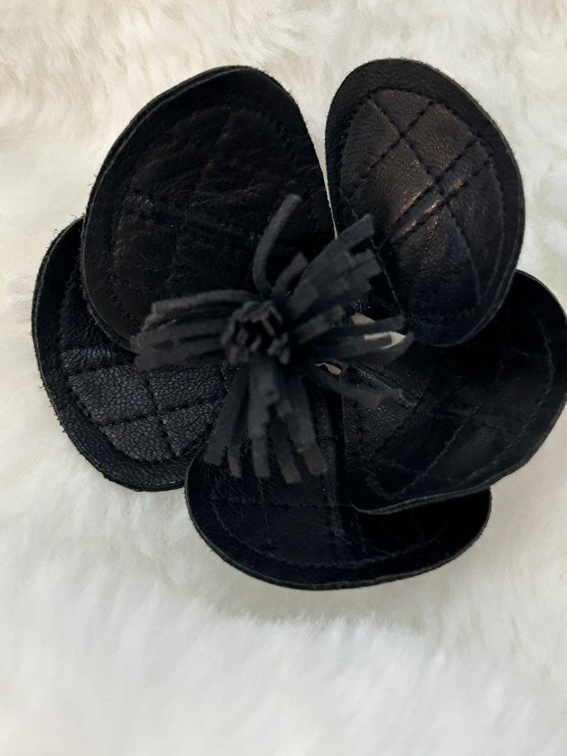 CHANEL ビンテージマトラッセ黒いレザー花型ブローチ約10cm可愛い CHANEL ビンテージマトラッセ黒いレザー花型ブローチ約10cm可愛い