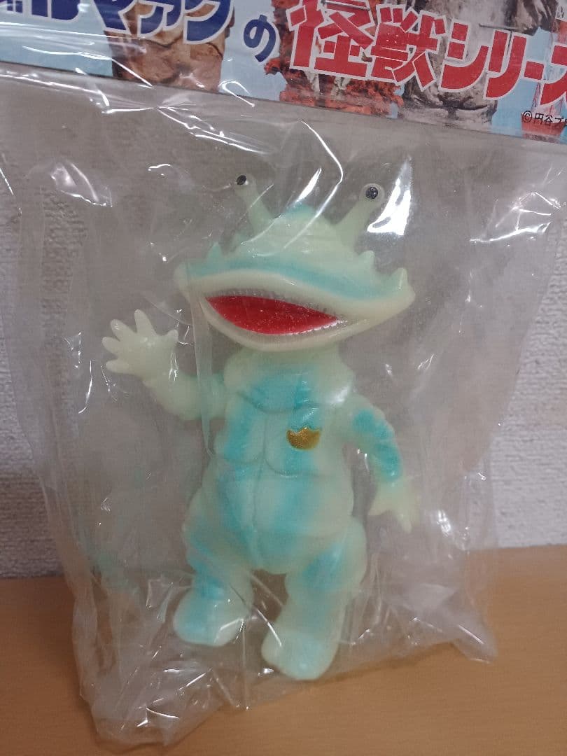 ブルマァク　リトルカネゴン　蓄光　ソフビ　ウルトラマン