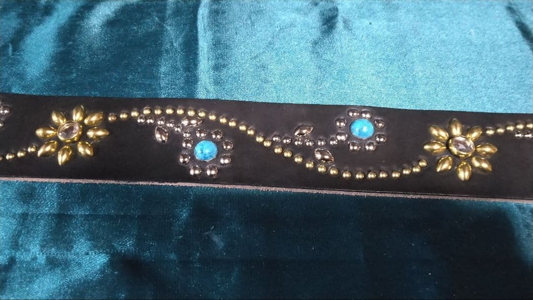 昭南ベンズレザーツタ＆フラワースタッズベルト ニッケル＆ブラス