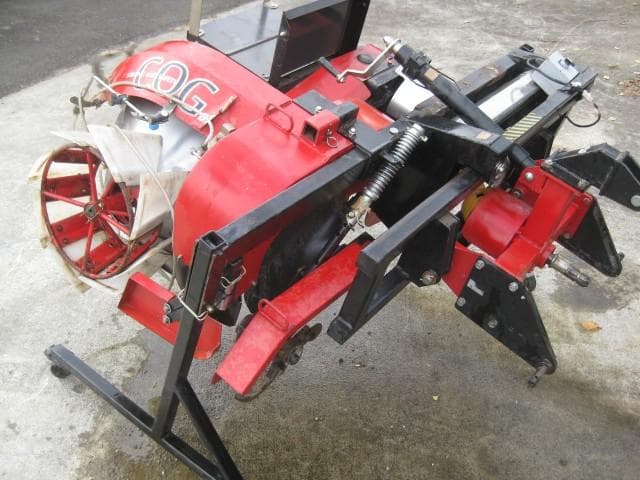 冨士 畦塗機 COG01 あぜぬり機 トラクター OSヒッチ 電動 オフセット 畦塗り機 COG｜製品紹介 | 冨士トレーラー製作所