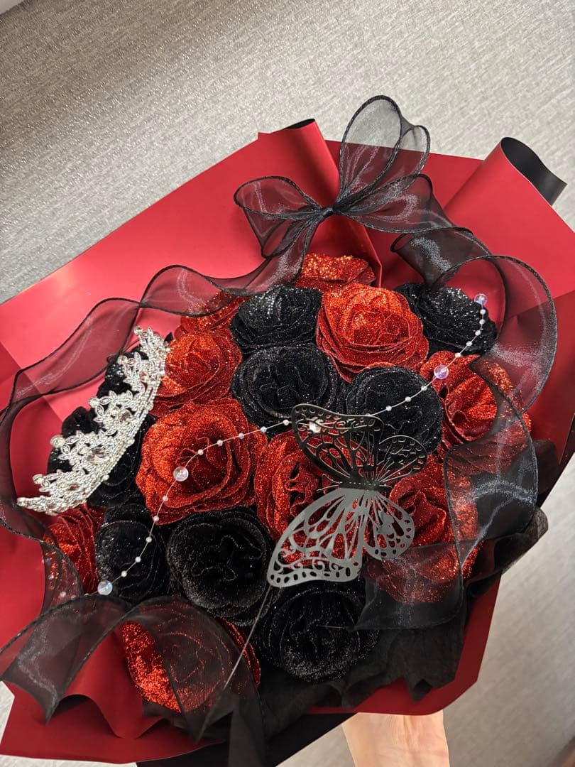 赤黒フラワー花束 グリッターローズブーケ - メルカリ