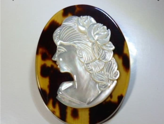 カメオ 本鼈甲と白蝶貝2way ペンダントトップ&ブローチの通販はau PAY